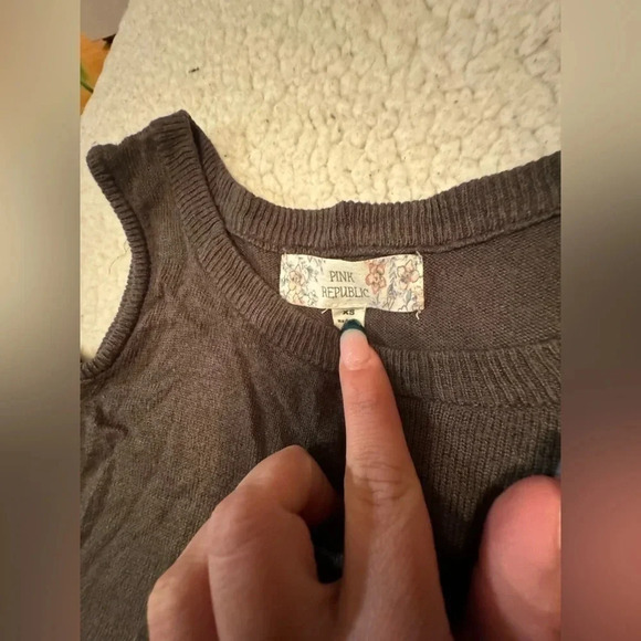 Pink republic No shoulder sweater with embroidery sleeves size xs - Picture 3 of 3